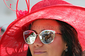 Hamburg  Deutschland  Fashion  Pferde spiegeln sich in der Sonnenbrille einer elegant gekleideten Frau mit Hut