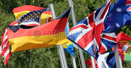 Hamburg  Deutschland  Nationalflaggen verschiedener Laender wehen im Wind
