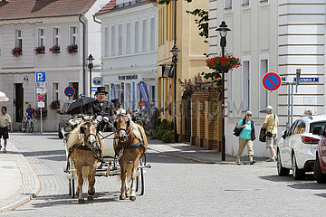 Luebben  Kutsche faehrt durch die Altstadt von Luebben