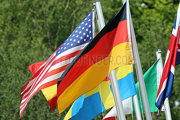 Hamburg  Deutschland  Nationalflaggen verschiedener Laender wehen im Wind