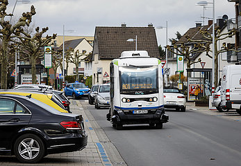 Autonom fahrende Elektrobusse im Linienverkehr  Monheim am Rhein  Nordrhein-Westfalen  Deutschland