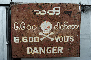Yangon  Myanmar  Warnschild mit Totenkopfsymbol fuer Hochspannung