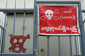 Yangon  Myanmar  Warnschild mit Totenkopfsymbol fuer Hochspannung
