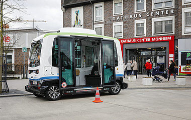 Autonom fahrende Elektrobusse im Linienverkehr  Monheim am Rhein  Nordrhein-Westfalen  Deutschland
