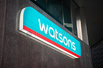 Singapur  Republik Singapur  Beleuchtetes Firmenschild eines Watsons Ladenschaeft