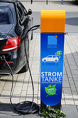 Elektroauto tankt Oekostrom an einer Stromladestation  Monheim am Rhein  Nordrhein-Westfalen  Deutschland