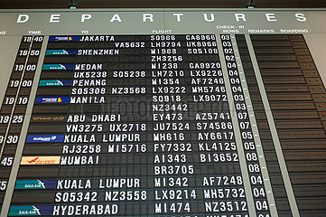 Singapur  Republik Singapur  Fallblattanzeigetafel mit Fluginformationen am Flughafen Changi