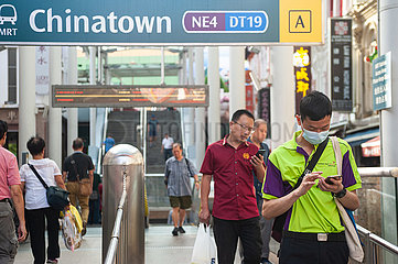 Singapur  Republik Singapur  Passanten mit Mundschutz im Stadtteil Chinatown