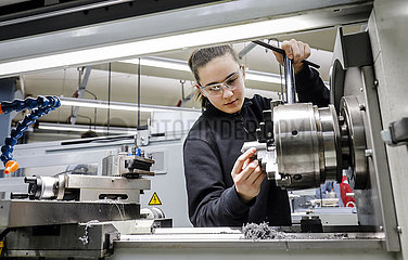 Auszubildende Frau in Metallberufen  MINT-Berufe  Remscheid  Nordrhein-Westfalen  Deutschland