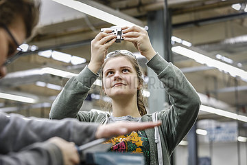Auszubildende Frau in Metallberufen  MINT-Berufe  Remscheid  Nordrhein-Westfalen  Deutschland