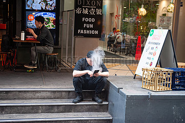 Sydney  Australien  Ein Mann raucht eine E-Zigarette in Chinatown