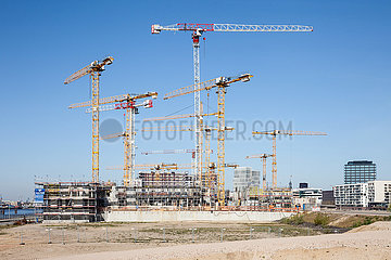 Baustelle fuer Wohngebaeude im Baakenhafen in der HafenCity im Hamburger Hafen