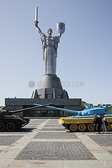 Mutter-Heimat-Statue zum Gedenken an den Sieg der sowjetischen Streitkraefte im Grossen Vaterlaendischen Krieg in Kiew  ein Panzer in den Nationalfarben der Ukraine ist einem sowjetischen Panzer gegenuebergestellt