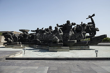 Denkmal an der Mutter-Heimat-Statue zum Gedenken an den Sieg der sowjetischen Streitkraefte im Grossen Vaterlaendischen Krieg in Kiew