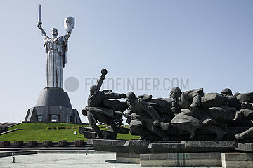 Mutter-Heimat-Statue zum Gedenken an den Sieg der sowjetischen Streitkraefte im Grossen Vaterlaendischen Krieg in Kiew