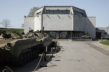 Historische Panzer an der Mutter-Heimat-Statue zum Gedenken an den Sieg der sowjetischen Streitkraefte im Grossen Vaterlaendischen Krieg in Kiew