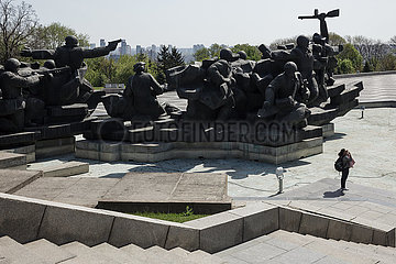 Denkmal an der Mutter-Heimat-Statue zum Gedenken an den Sieg der sowjetischen Streitkraefte im Grossen Vaterlaendischen Krieg in Kiew