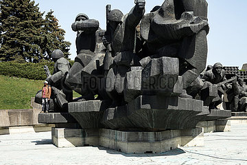 Besucher steht auf dem Denkmal an der Mutter-Heimat-Statue zum Gedenken an den Sieg der sowjetischen Streitkraefte im Grossen Vaterlaendischen Krieg in Kiew