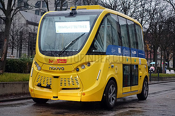 Berlin  Deutschland  autonomer Kleinbus der BVG auf dem Campus des Virchow-Klinikum
