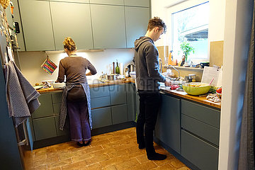 Berlin  Deutschland  Mutter und Sohn kochen gemeinsam in der Kueche
