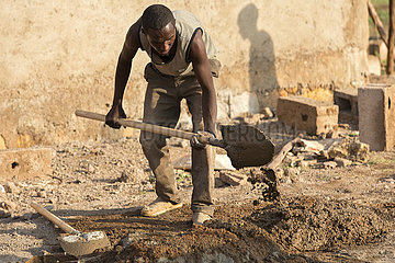 Burferedo  Somali Region  Aethiopien - Bauarbeiter mischen Zementmoertel