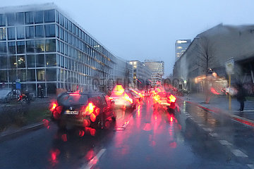 Berlin  Deutschland  schlechte Sicht im Strassenverkehr bei Regenwetter