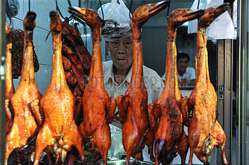 Yangon  Myanmar  Mann steht in einem Restaurant hinter gebratenen Enten