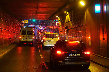 Berlin  Deutschland  Autos im Tunnel Tiergarten Spreebogen vor der Ausfahrt Reichpietschufer