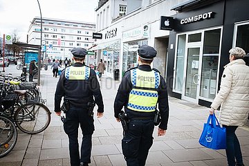 Polizeistreife kontrolliert Verhalten der Bürger