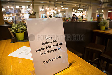 Deutschland  Bremen - Coronakrise: Hinweisschild im Restaurant bittet Menschen Abstand zu halten