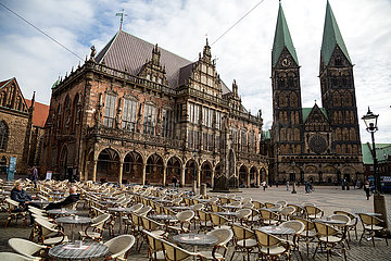 Deutschland  Bremen - Flaute durch Corona  nur wenige Gaeste bei einem Cafe am Marktplatz