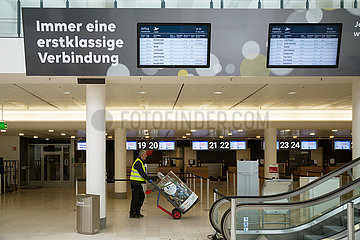 Deutschland  Bremen - Corona-Flaute am Bremer Flughafen  leere Check-In-Schalter
