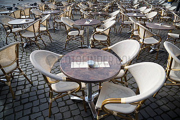 Deutschland  Bremen - Flaute durch Corona  leere Tische eines Cafes am Marktplatz