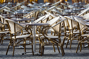 Deutschland  Bremen - Flaute durch Corona  leere Tische eines Cafes am Marktplatz