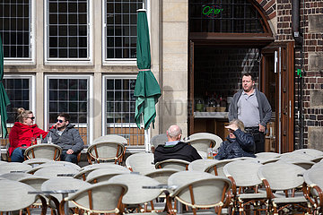 Deutschland  Bremen - Flaute durch Corona  nur wenige Gaeste bei einem Cafe am Marktplatz