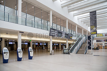 Deutschland  Bremen - Corona-Flaute am Bremer Flughafen  leere Halle departure und Check-In-Schalter