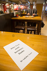 Deutschland  Bremen - Coronakrise: Hinweisschild im Restaurant bittet Menschen Tisch nicht zu nutzen  um Abstand zu halten