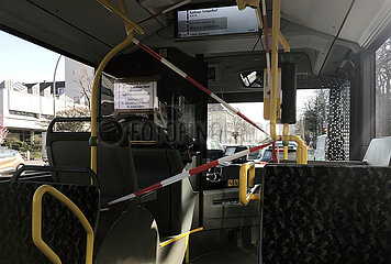 Berlin  Deutschland  Absperrung zum Fahrerraum in einem Bus der BVG wegen der Coronapandemie