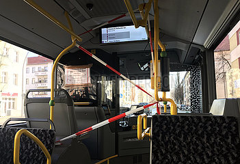 Berlin  Deutschland  Absperrung zum Fahrerraum in einem Bus der BVG wegen der Coronapandemie