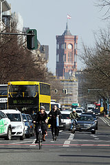 Berlin  Deutschland  Verkehr auf der Strasse Unter den Linden