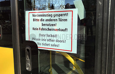 Berlin  Deutschland  der Vordereinstieg eines BVG-Bus ist wegen der Coronapandemie zum Schutz des Fahrers gesperrt