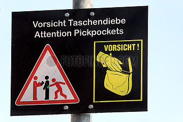 Berlin  Deutschland  Schild warnt vor Taschendieben
