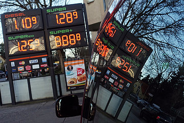 Berlin  Deutschland  Benzinpreise spiegeln sich in einem Autofenster