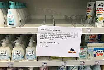 Berlin  Deutschland  Desinfektions- und Hygieneartikel sind in einer Drogerie ausverkauft