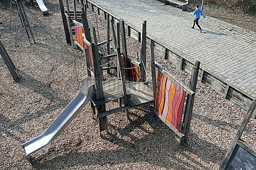 Berlin  Deutschland  Auswirkungen des Corona Virus: Keine Kinder auf einem Spielplatz