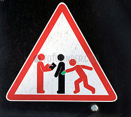 Berlin  Deutschland  Schild warnt vor Taschendieben