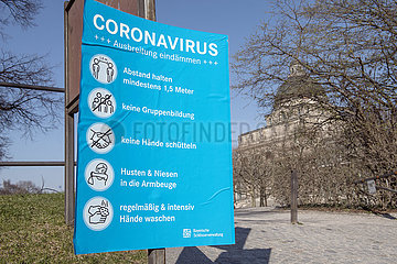 leerer Muenchener Hofgarten  Schild Coronavirus Verhaltensregeln  24.03.2020