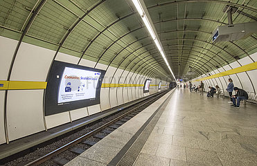 fast leerer Muenchener U-Bahnhof Odeonsplatz  kurz vor der Ausgangssperre  20.03.2020