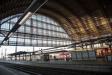 Deutschland  Bremen - wegen Corona ueberwiegend leerer Hauptbahnhof