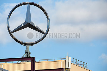 Deutschland  Bremen - Notbetrieb beim Mercedes-Benz Werk  die Baender stehen wegen Corona still  sich drehender Mercedes Stern auf dem Dach